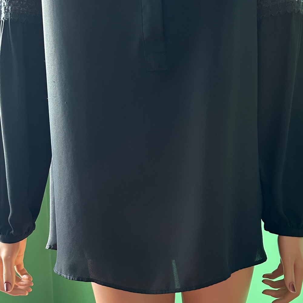 🖤🖤EUC LOFT Elegant Black Blouse with Lace Accents🖤🖤 - Picture 4 of 9